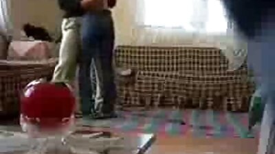 Een rondborstige rijpe slet poseert rond nederlands gesproken sexfilms het huis