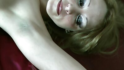 Sissy Theya speelt nederlands pornofilms met haar dildo